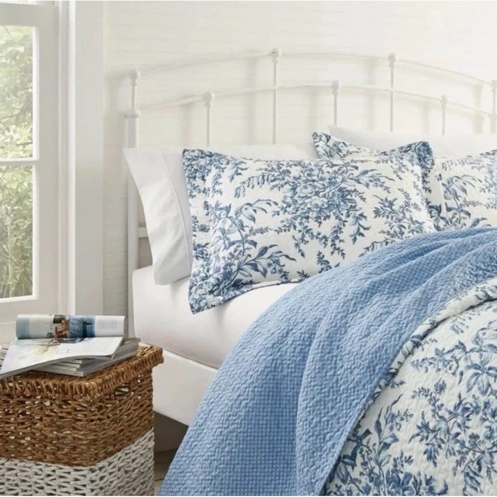 Laura Ashley ~ TWIN Bedford Blue Delft ~  2Pc Quilt Set Reversible 100% Cotton - Picture 2 of 4